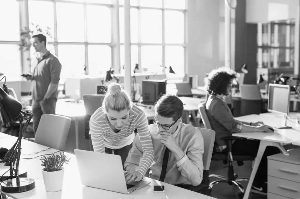 Studerende og TrailBlaze-teamet arbejder sammen på et kontor